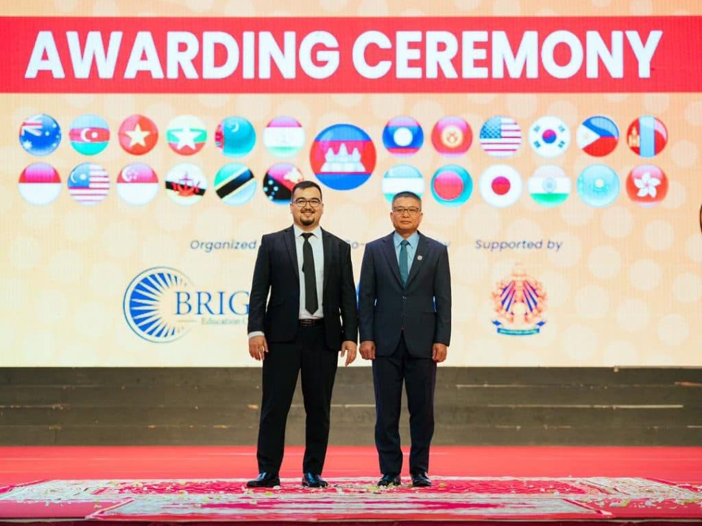 ҒАЛАБАИ МУТЛАҚ: ДУРАХШИ ДАСТАИ ТОҶИКИСТОН ДАР ОЛИМПИАДАИ МАТЕМАТИКИИ АНГКОР–2025 thumbnail 8